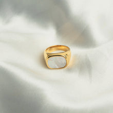 Load image into Gallery viewer, Pearl face ring
