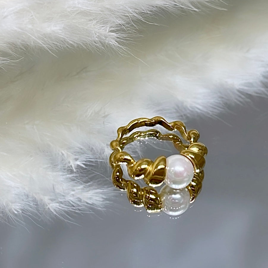 Queen pearl ring